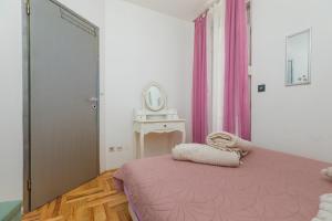 Apartments with parking space Zavode, Omis - 12075