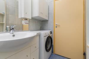 Apartments with parking space Zavode, Omis - 12075