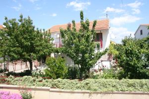 Apartments with parking space Vodice - 12721