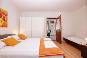 Apartments with parking space Vodice - 12721