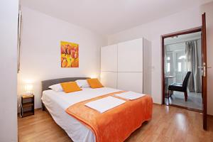 Apartments with parking space Vodice - 12721