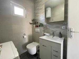 Apartments by the sea Vinisce, Trogir - 16485