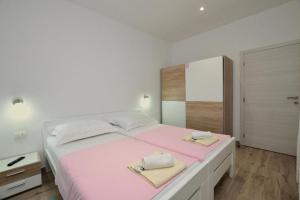 Apartments with swimming pool Rijeka - 24958