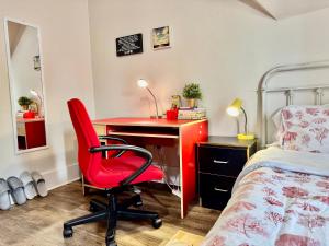 Private Room with Shared Amenities 10 Minutes to Airport and Walking Distance to Bus Station