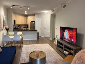 Spacious 1bdrm apartment 10 mins to Cedars-Sinai by car FREE Parking, King bed