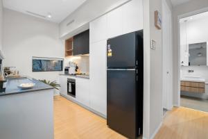 Chic West End Apartment steps to Cafés & River