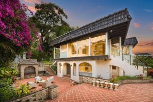 Modern 4-Bedroom Retreat in Kangaroo Point