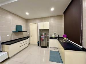 D pristine 4 bedder sea view condo opp legoland