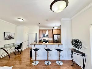 Elaborate Downtown Suite for 6 with fireplace view