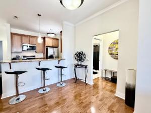 Elaborate Downtown Suite for 6 with fireplace view