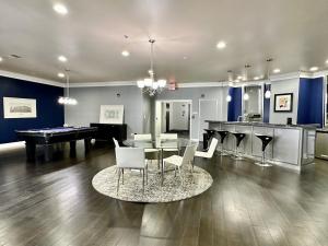 Elaborate Downtown Suite for 6 with fireplace view