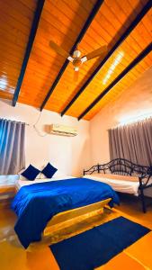 EZE NOF - A hilltop villa with 360º water view