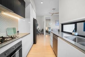 Chic West End Apartment steps to Cafés & River