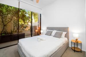 Chic West End Apartment steps to Cafés & River