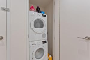 Pearl Coast - Modern 2BR with Rooftop Pool & Views