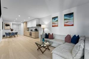 Pearl Coast - Modern 2BR with Rooftop Pool & Views