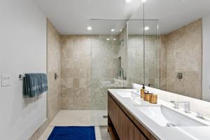 Pearl Coast - Modern 2BR with Rooftop Pool & Views