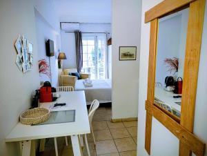 Trykonos Thessaloniki - City Garden Studios - Easy Parking & Walk to Center - Close to HELEXPO & University