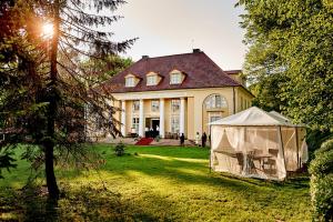 Hotel Pałac Bażantarnia Pština Polsko