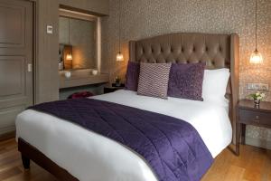 La Clef Louvre Paris by The Crest Collection