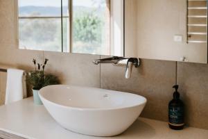 Allambie - Poolside Elegance in Mudgee Countryside