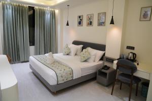 ARCHWAY HOTEL by SOMUS