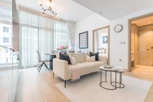 Stylish 2BR Stay Near Marina Beach and Ain Dubai, Steps from Shops and Restaurants, Studio One, Dubai Marina by Deluxe Holiday Homes