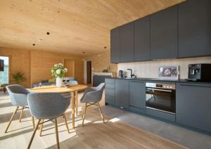 seeglueck ROSENHOF - naturnah Wohnen im Holz100-Vollholzhaus mit Whirlpool und Garten