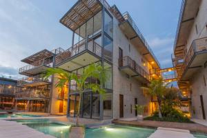 2-BR Tropical Retreat with Sauna, Gym and Pool