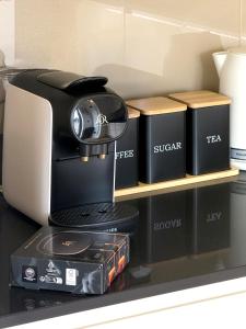 Modern Top-Floor 2-Bedroom, 2-Bathroom Apartment with Lift & a Private Balcony, Sleeps 6