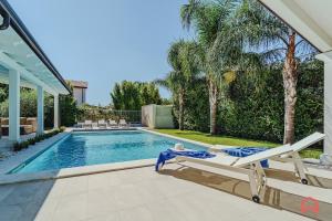 Esclusiva Villa con Piscina Privata a Mondello