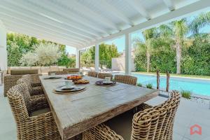 Esclusiva Villa con Piscina Privata a Mondello