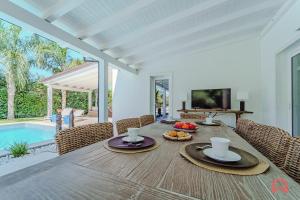 Esclusiva Villa con Piscina Privata a Mondello