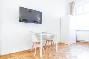 Only 10-Min to Center, Stylish 2BR Apt with WIFI, TV