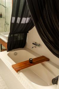 Ando House Modern 2BR Fast Wi-Fi Private Pool City Center