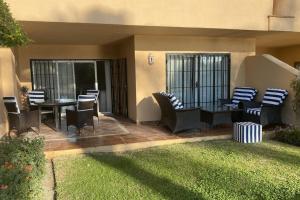 2 Bed Apartment Sleeps 4 - Pool Access - Garden