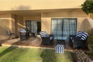 2 Bed Apartment Sleeps 4 - Pool Access - Garden