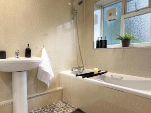 Spacious 3bed, Sleeps5, Parking