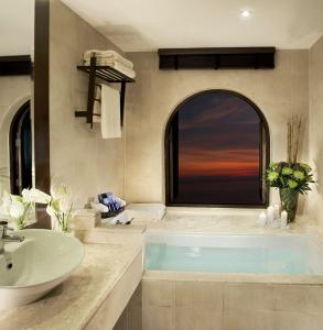 Rawi Warin - Tropical Room