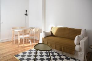 Bright apartment near Montmartre
