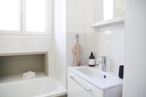 Bright apartment near Montmartre