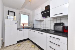 Apartments Silvana 143 