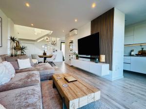 Luxury Hillside Villa, Private Pool, Ocean & Golf View