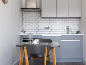 Elegant Riverside View Apartment Pass The Keys