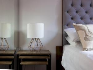 Elegant Riverside View Apartment Pass The Keys