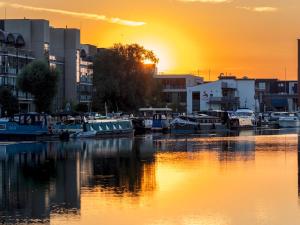 Cosy Riverside Apartment Pass The Keys
