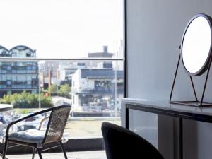 Luxurious Riverside View Apartment Pass The Keys