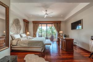 Lake Villa for 8 Guests near BangTao beach & Laguna Golf course