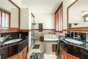 Lake Villa for 8 Guests near BangTao beach & Laguna Golf course