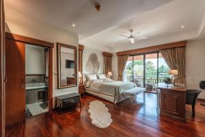 Lake Villa for 8 Guests near BangTao beach & Laguna Golf course
